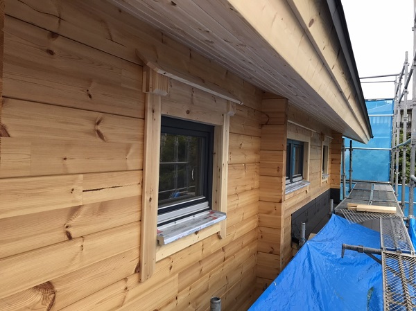 キグミ　木工事　建具設置　軒裏天井　ログハウス